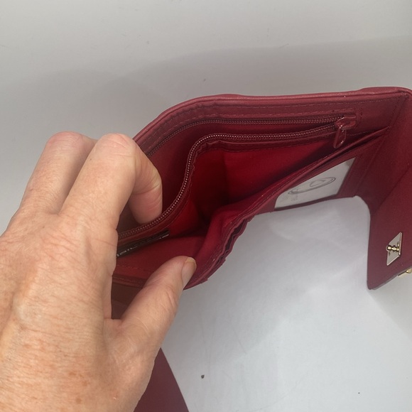 Lis Claiborne Burgundy faux basket weave Tri Fold Wallet NWOT - Picture 3 of 12